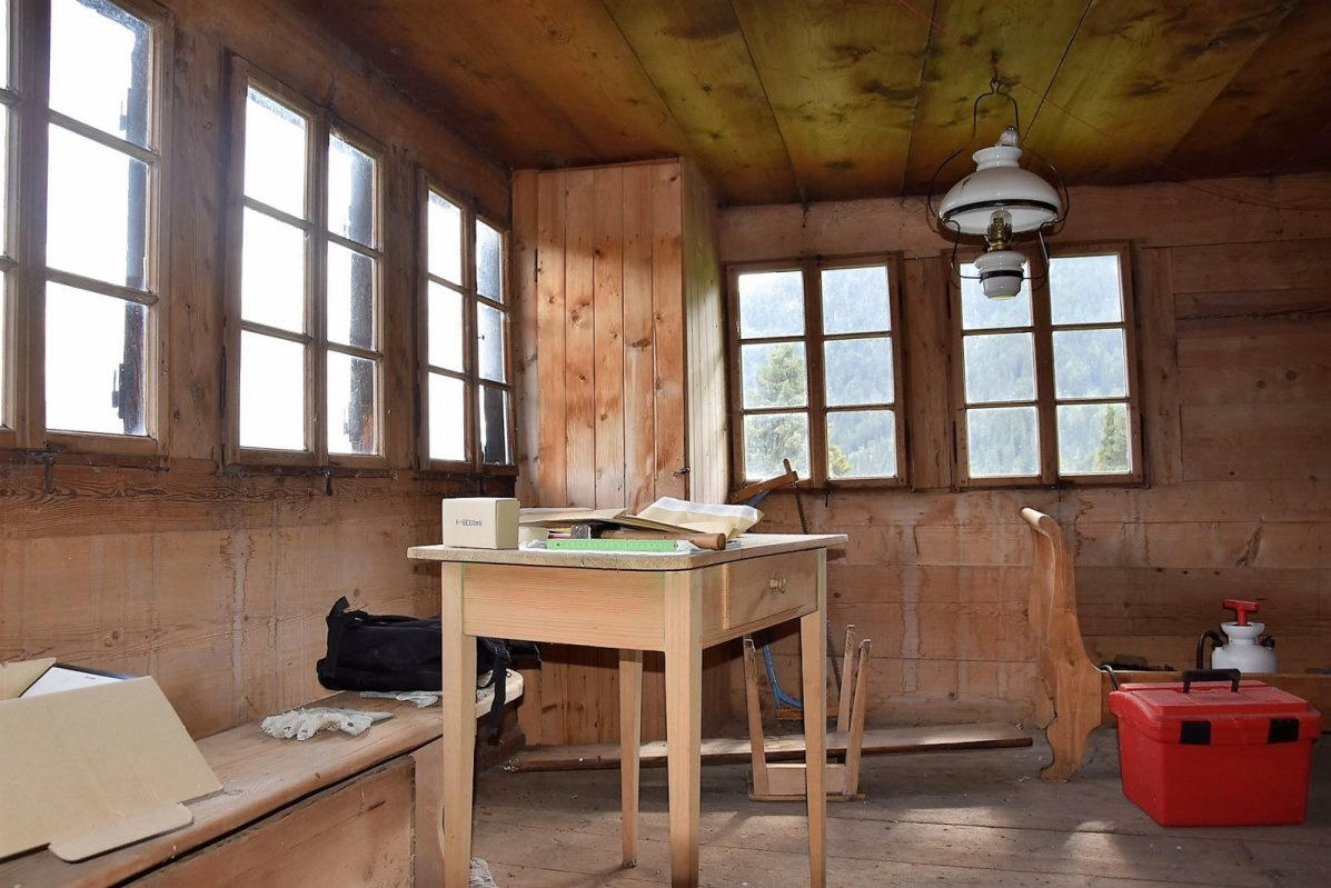 Interior de una cabaña en obras