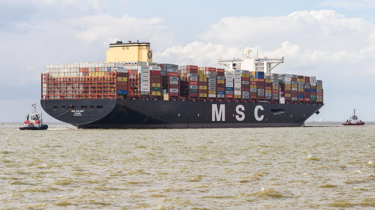 Ein riesiges Container-Schiff mit der Aufschrift MSC.