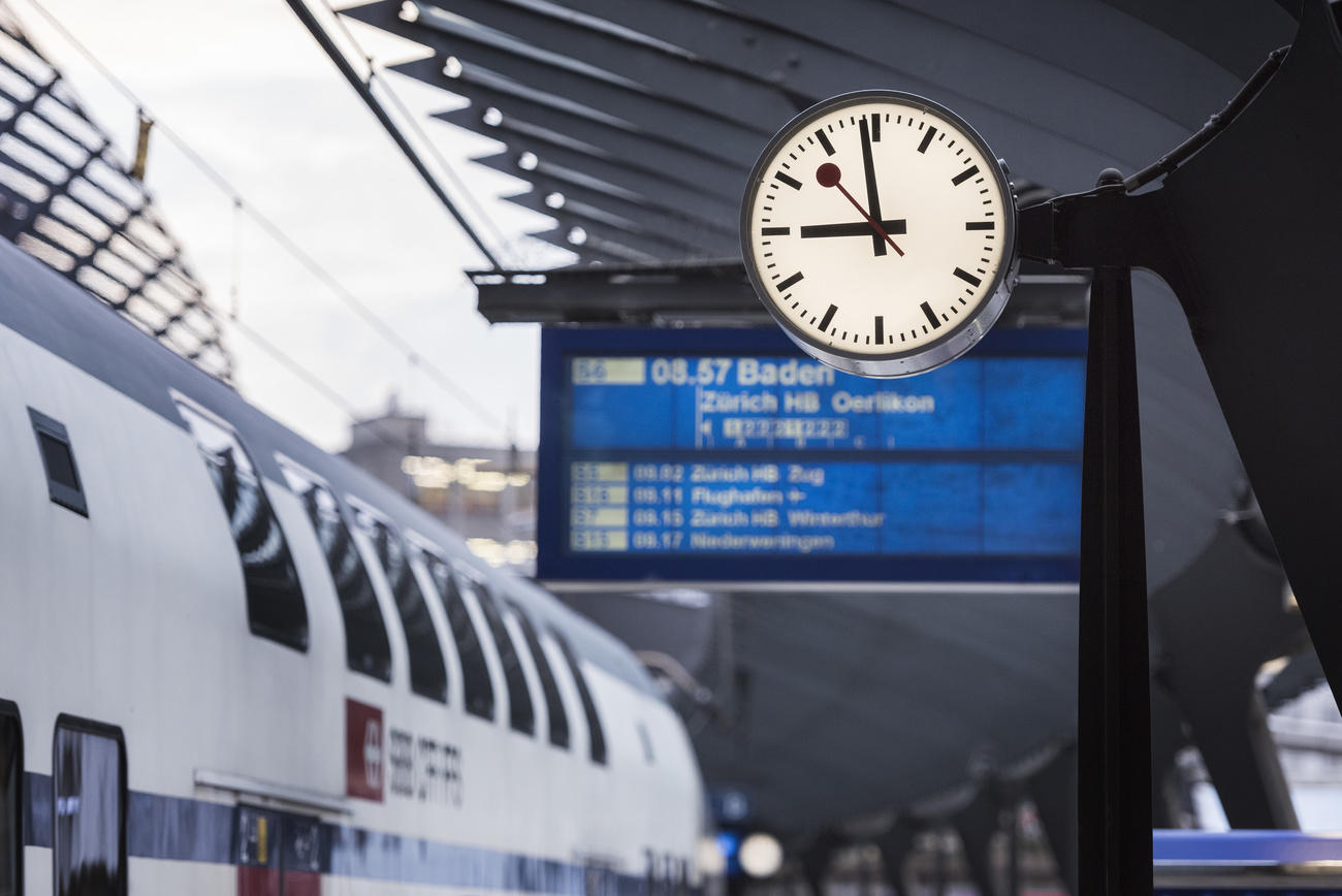 Alla stazione di Zurigo in primo piano l orologio delle ferrovie federali (che segano le 8.59).