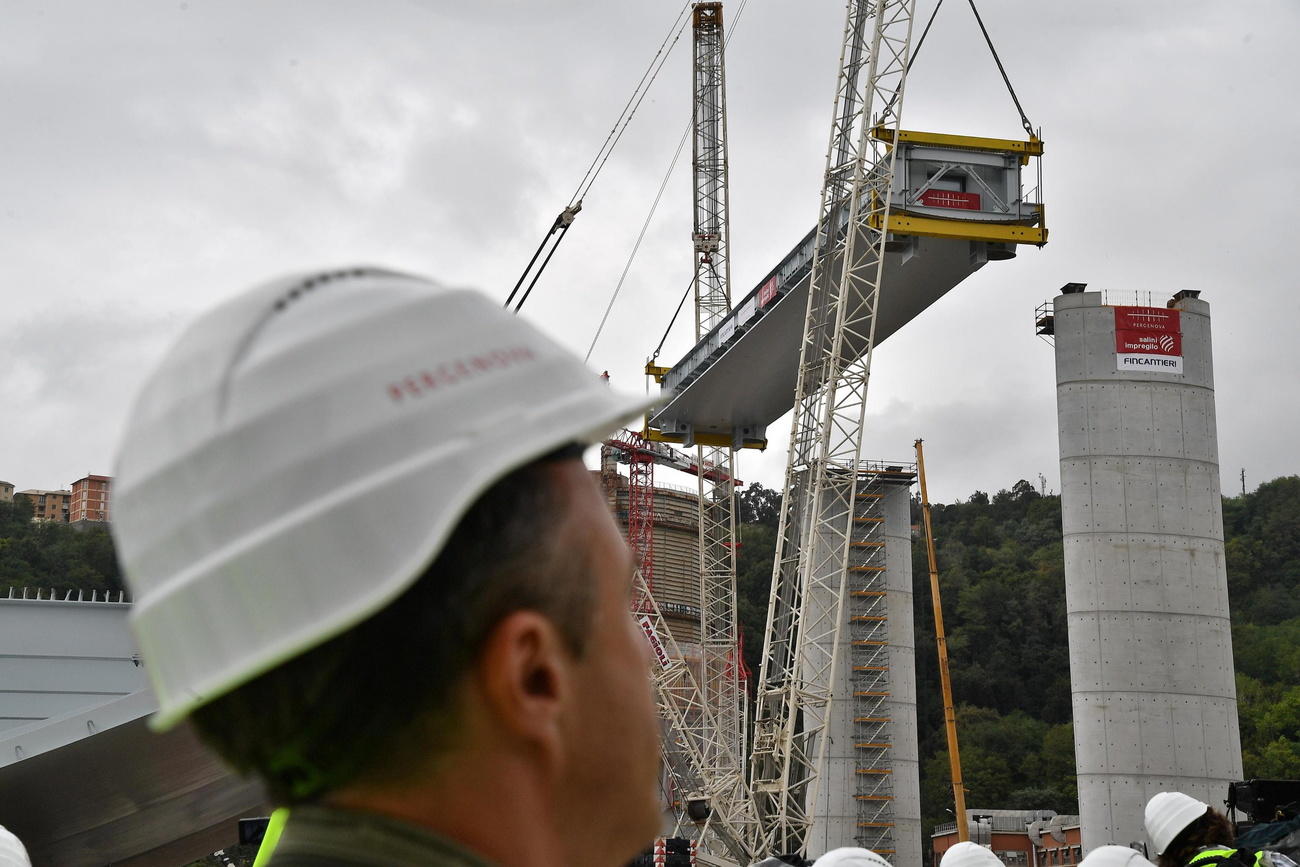 operaio osserva posa di un impalcato di un ponte