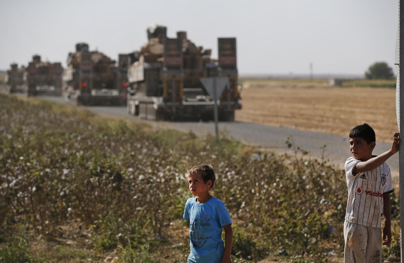 Turkish tanks roll towards the Syrian border