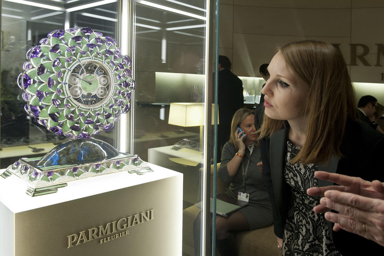 donna guarda un orologio da tavola