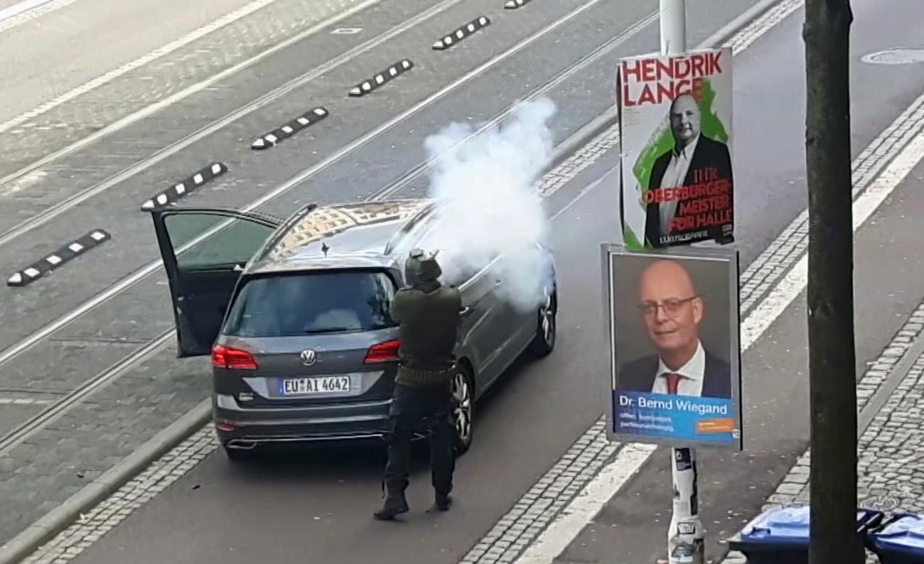 L attentatore di Halle ripreso da una telecamera.