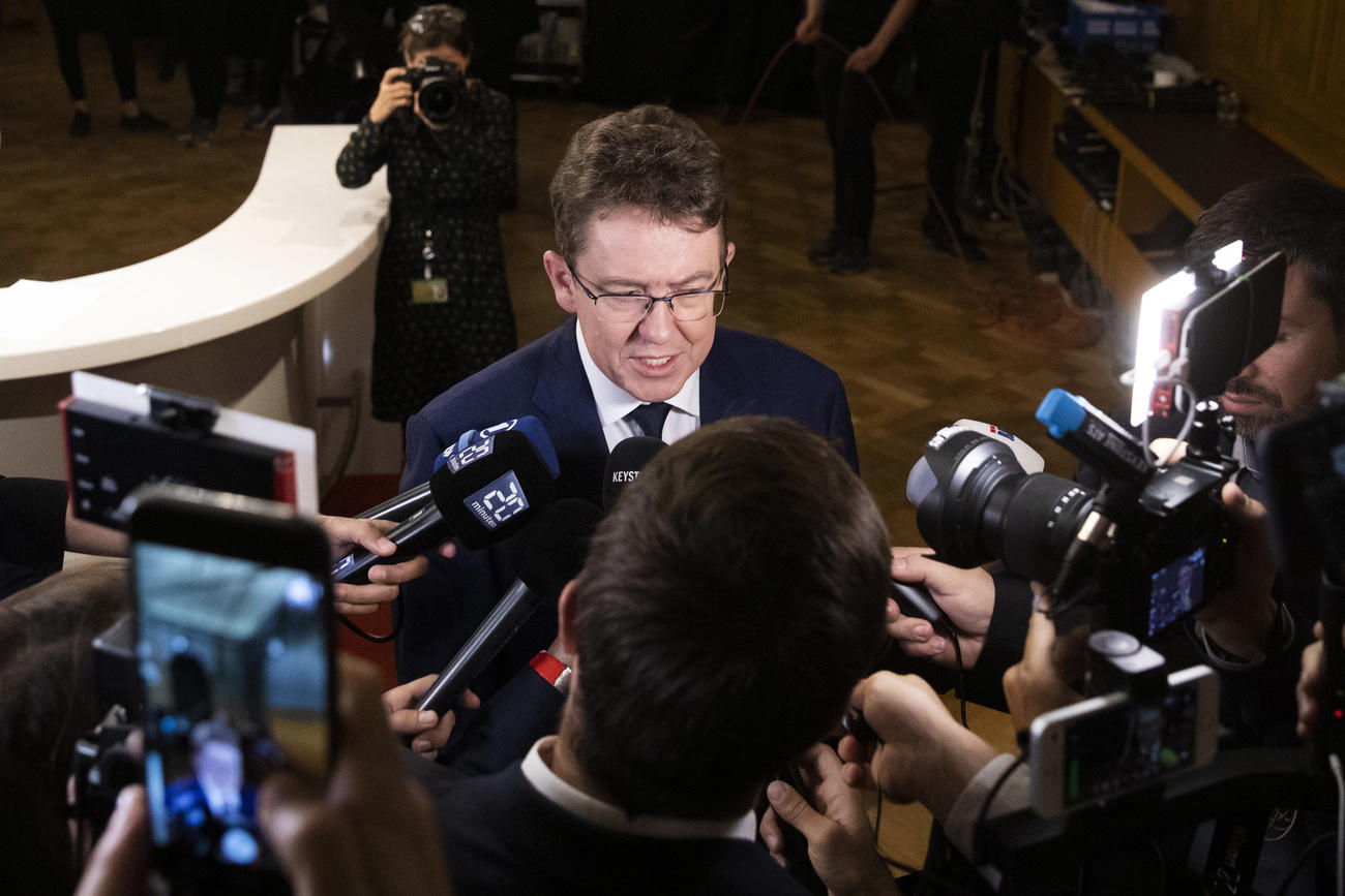 Politiker vor Mikrophonen