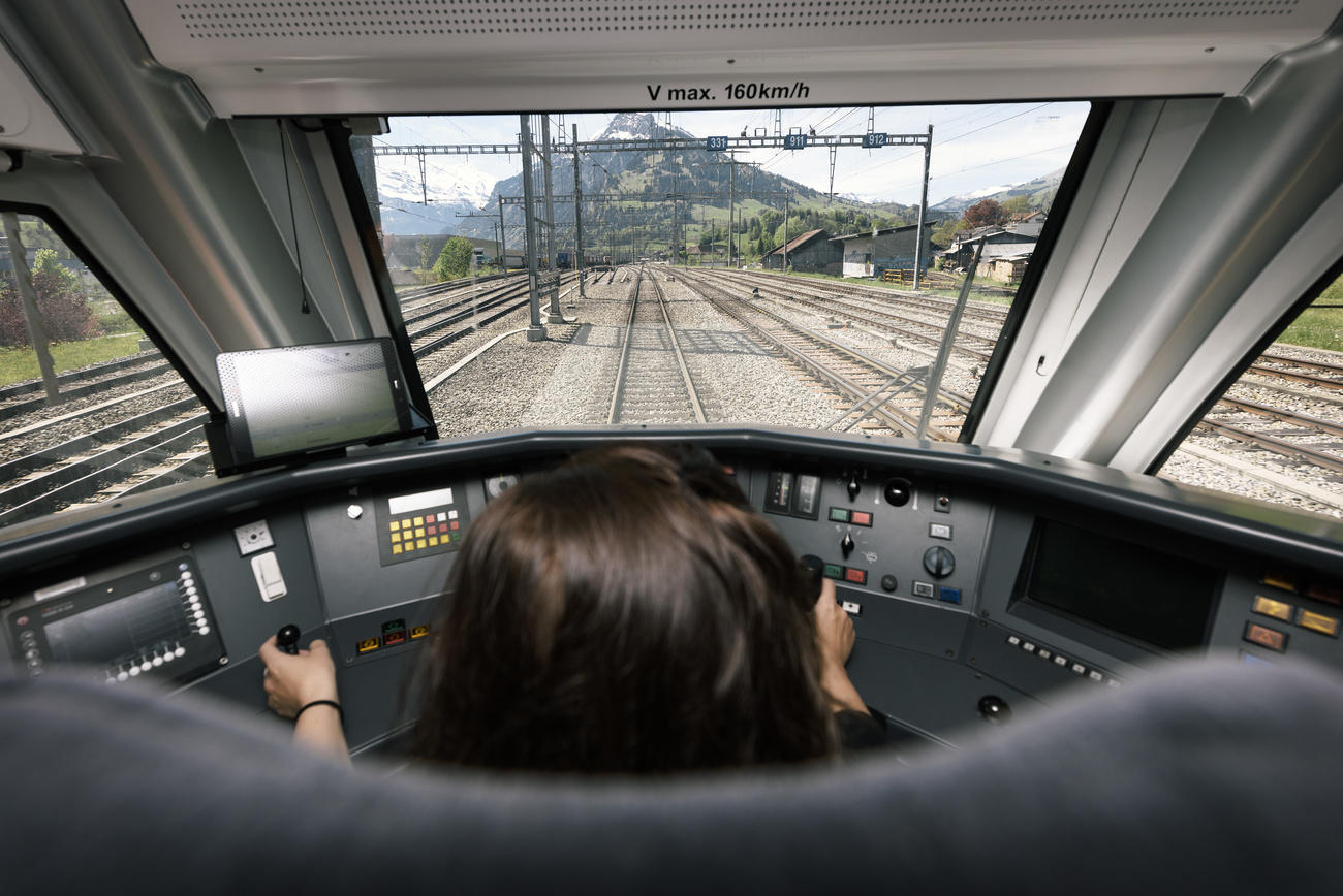 macchinista alla guida di un treno