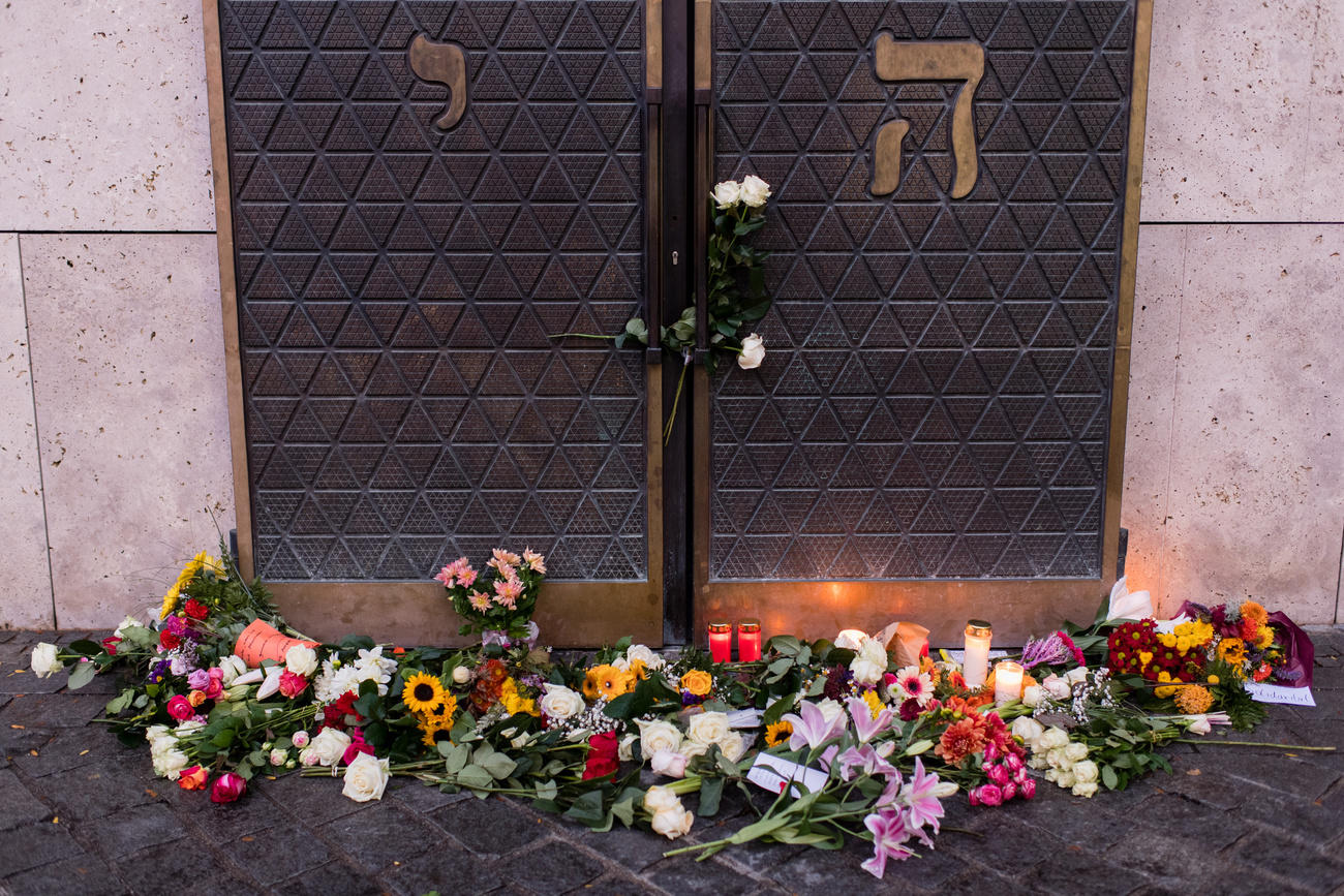 Blumen vor Synagoge