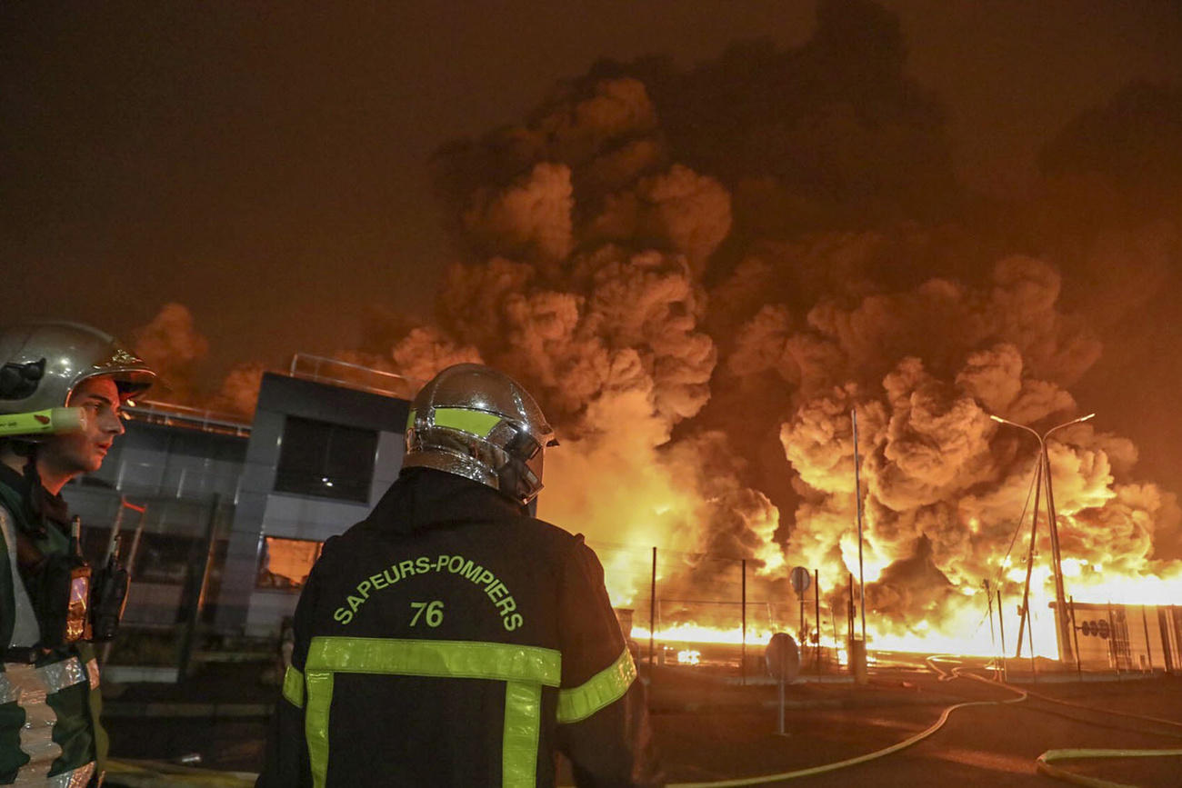 Il rogo impressionante e due pompieri