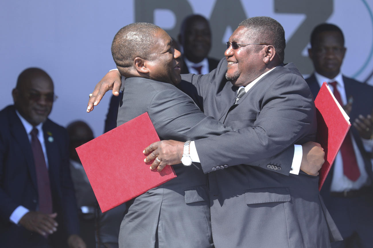 Mosambiks Präsident Filipe Nyusi (links) und Ossufo Momade, Chef der Oppositionspartei Renamo