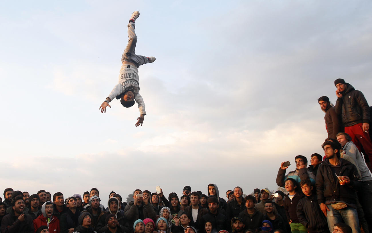 مهاجرون أقاموا حفلة في محطة على الحدود اليونانية