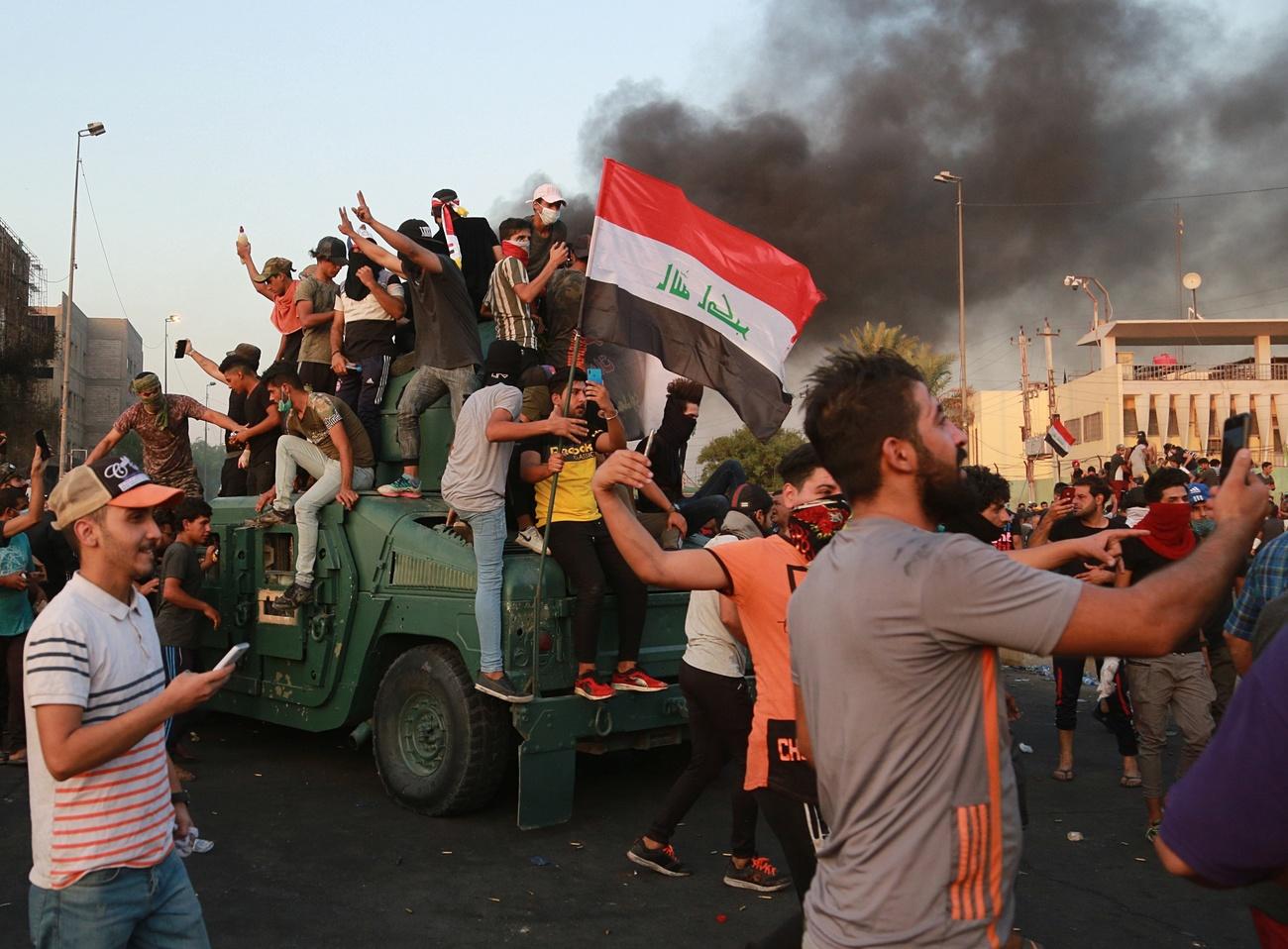 شباب يتظاهرون في العراق