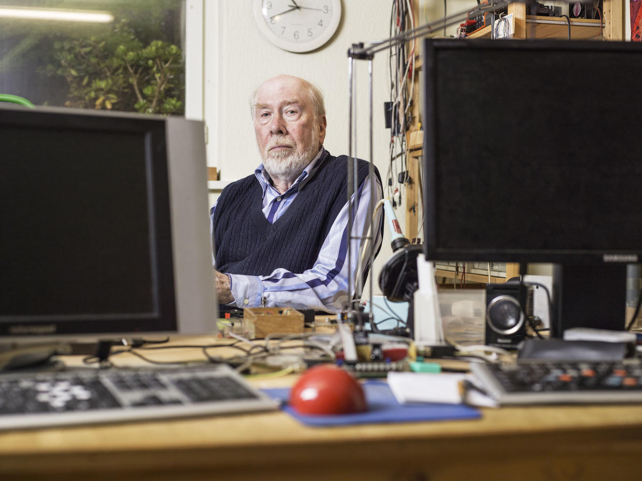 un uomo seduto davanti a un computer.