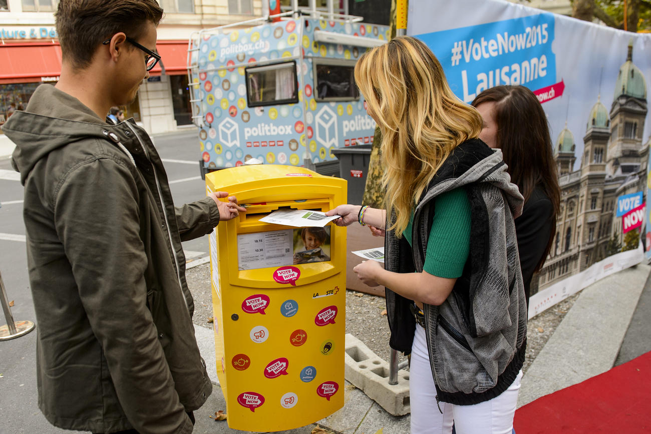 Jóvenes depositan su voto