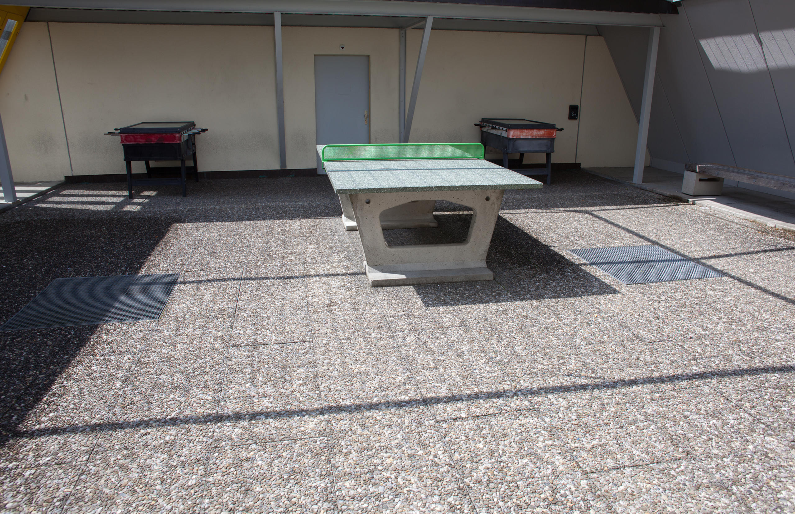 крыша и стол для тенниса