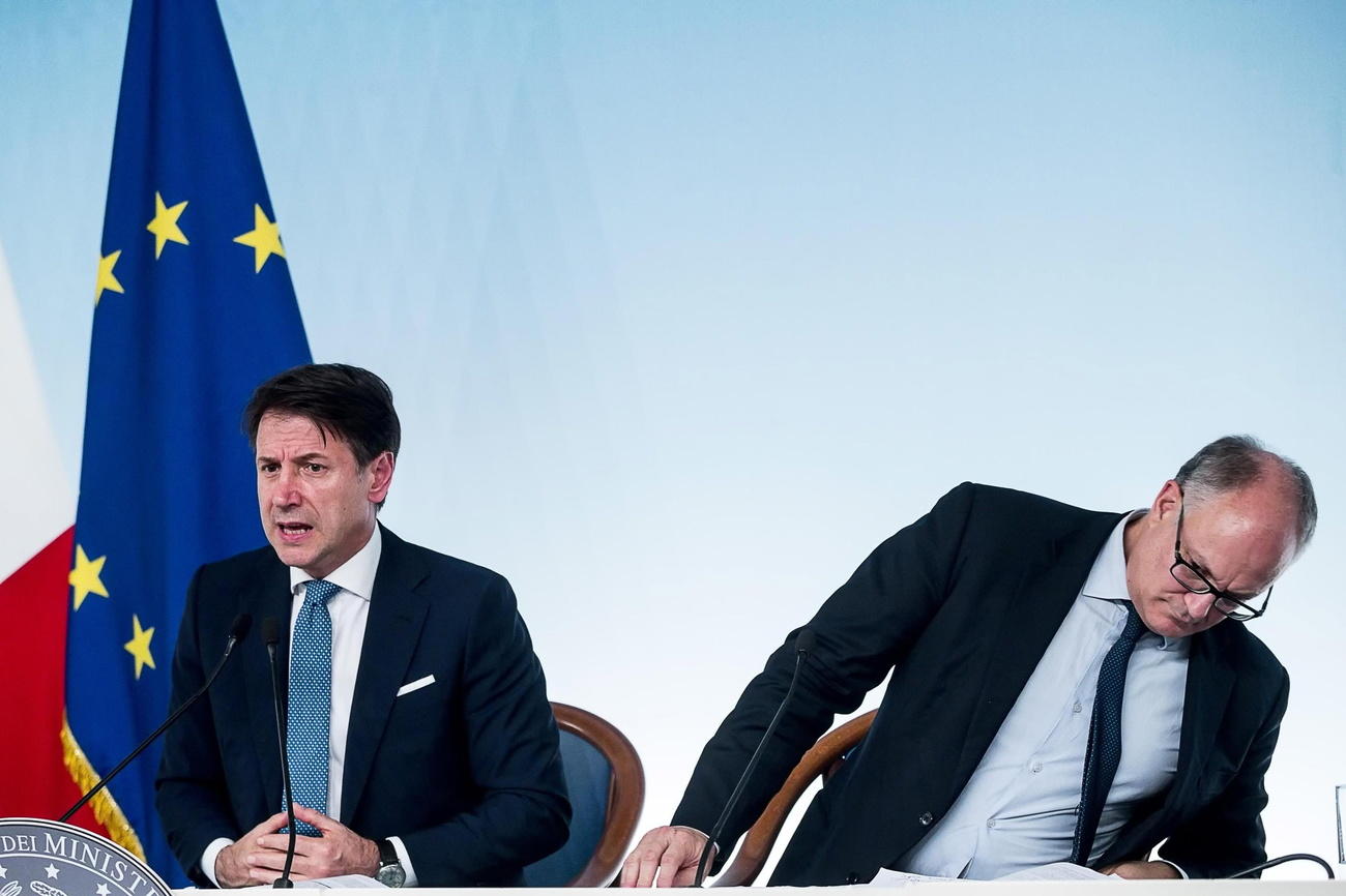 Giuseppe Conte (sinistra) e Roberto Gualtieri.