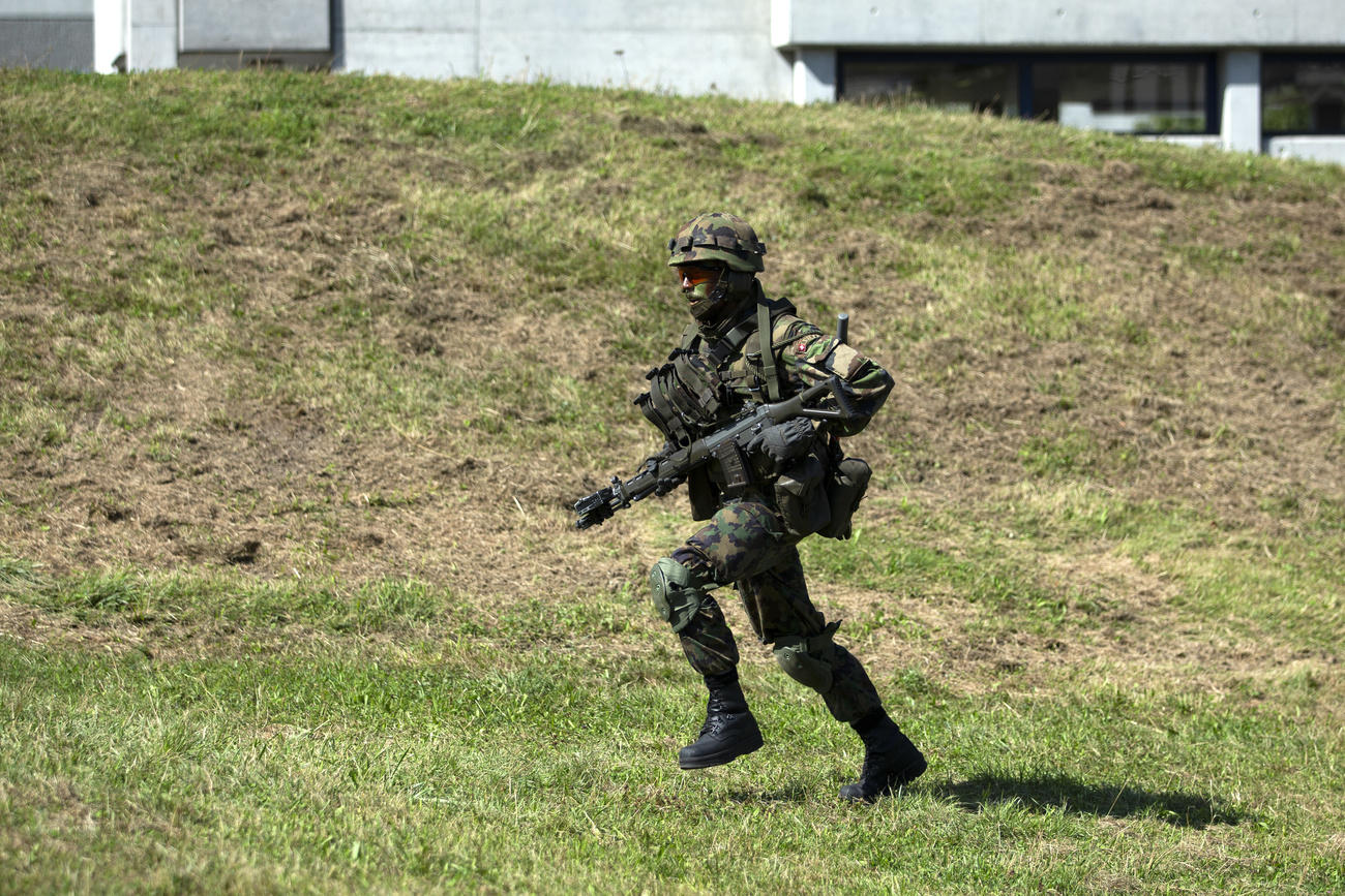 солдат в камуфляжной форме с оружием