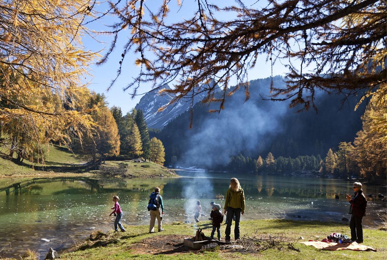 persone sulle rive di un lago alpino