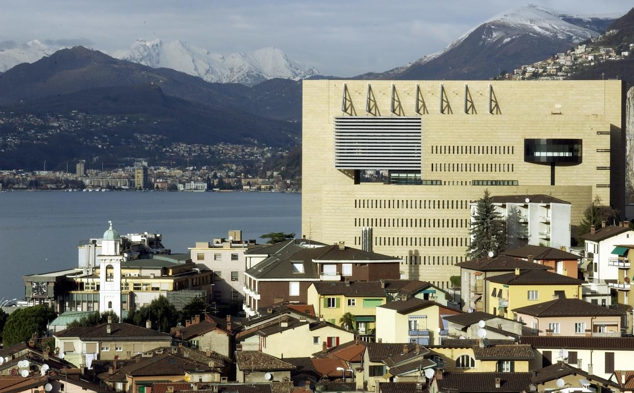 Vista del casinò e di parte del paese di Campione d italia.