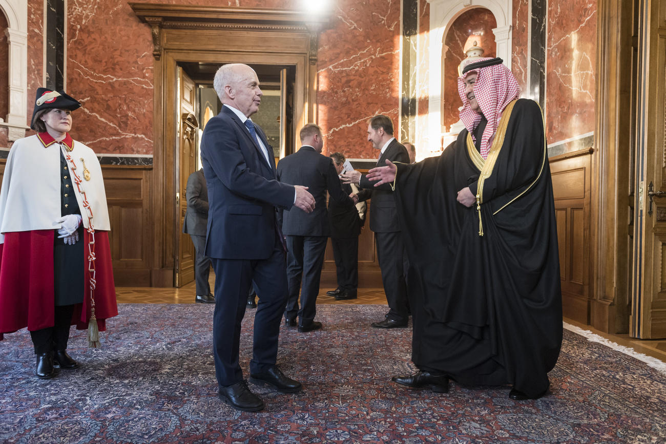 الرئيس السويسري أولي ماورر يسلم على السفير السعودي في برن