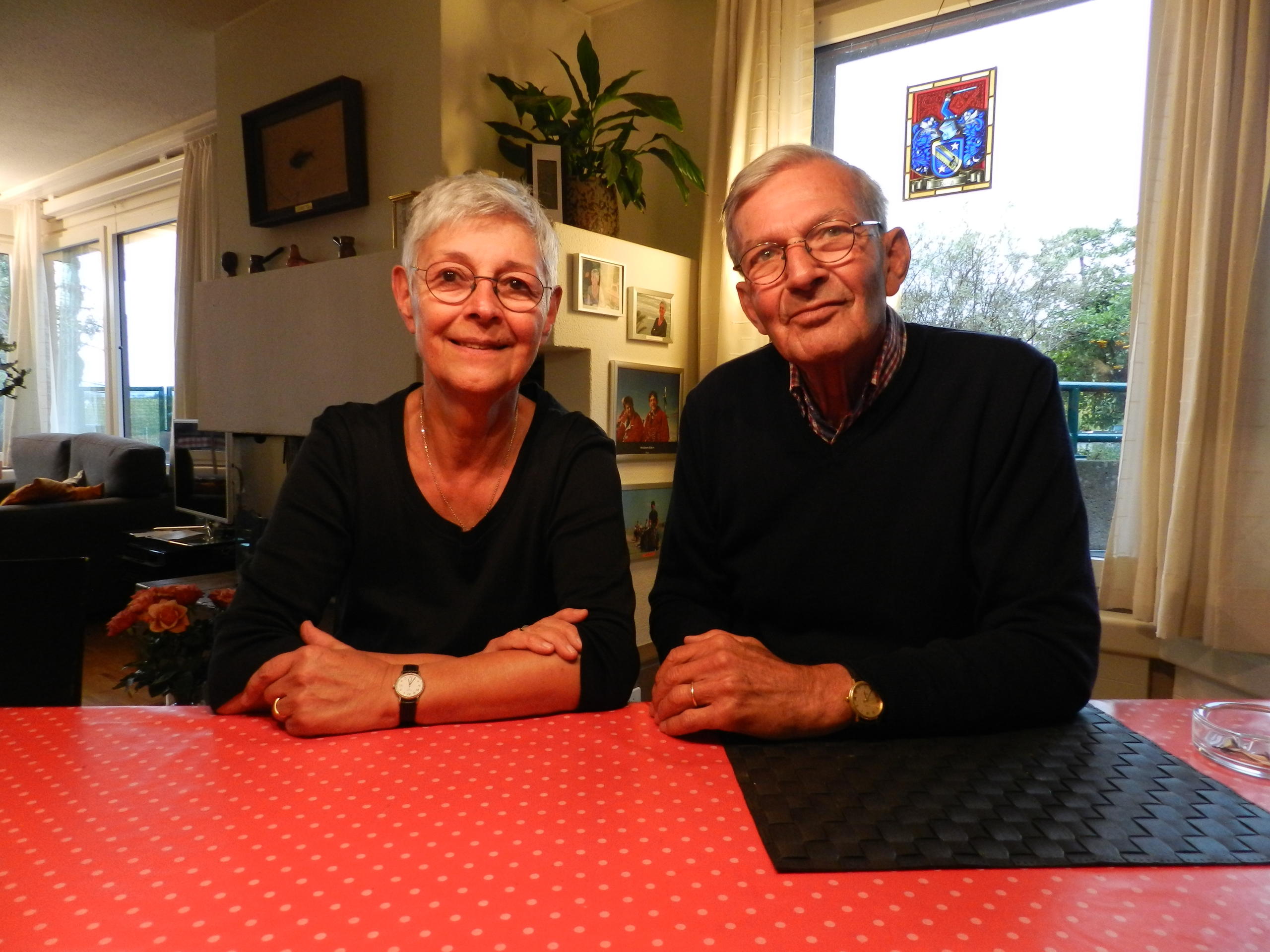 Un couple assis à une table.