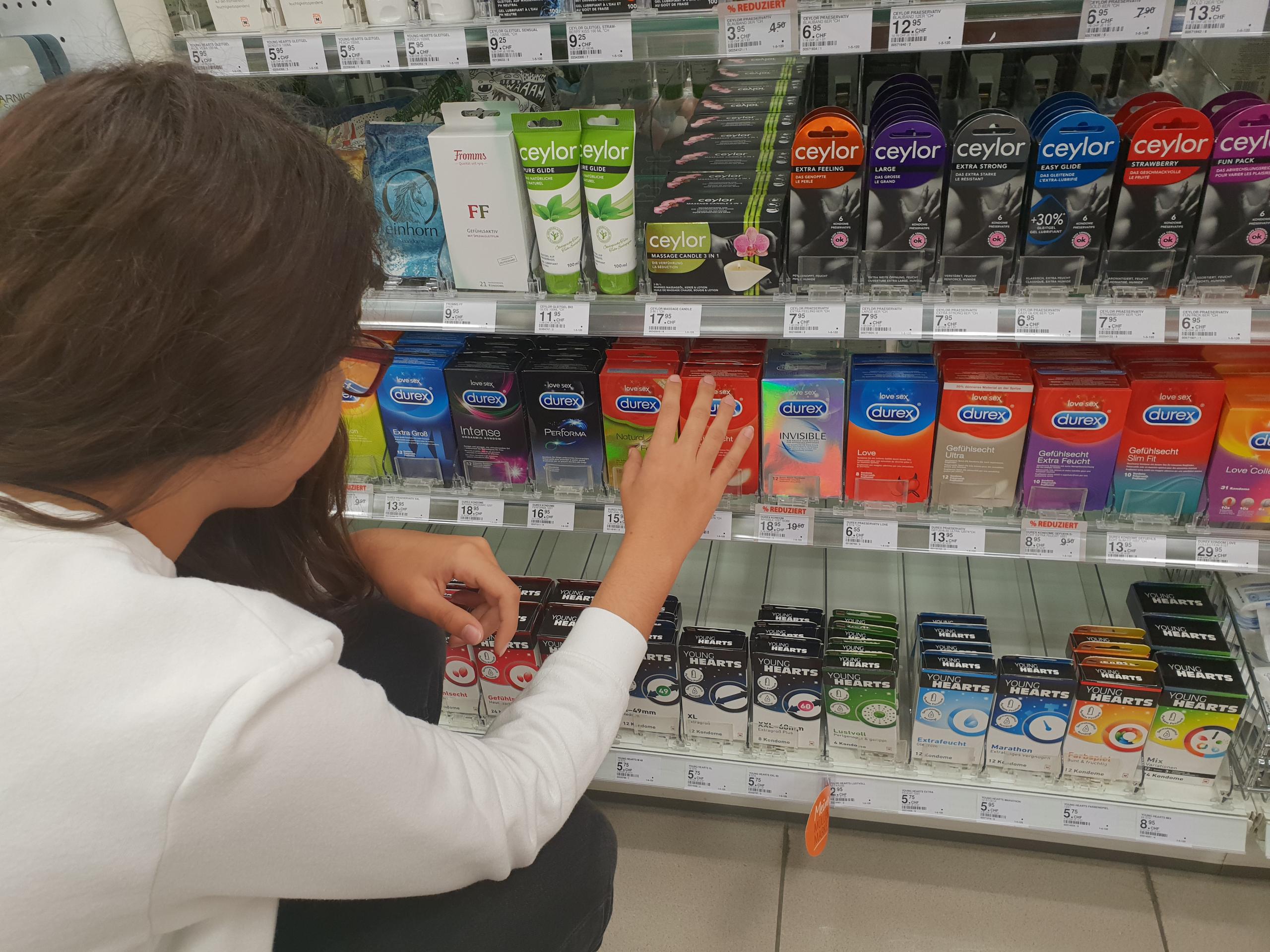 Menina buscando produto em prateleira