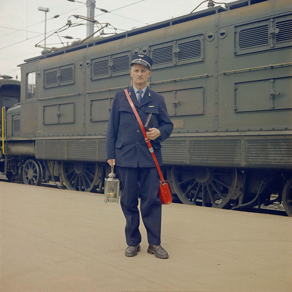 Employé des chemins de fer devant un locomotive