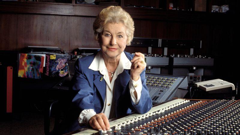 Femme dans un studio de radio