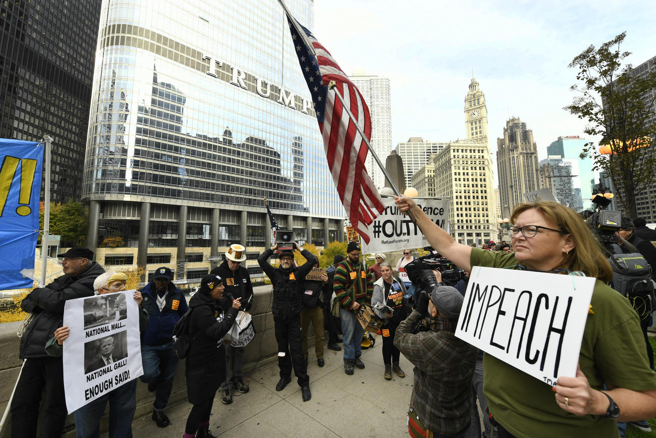 Dimostanti davanti al Trump International Hotel di Chicago.