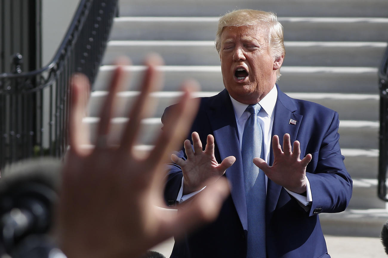 Donald Trump mentre tiene un discorso: si vedono bene le due mai poste in avanti, come volesse impedire l avanzata di qualcuno