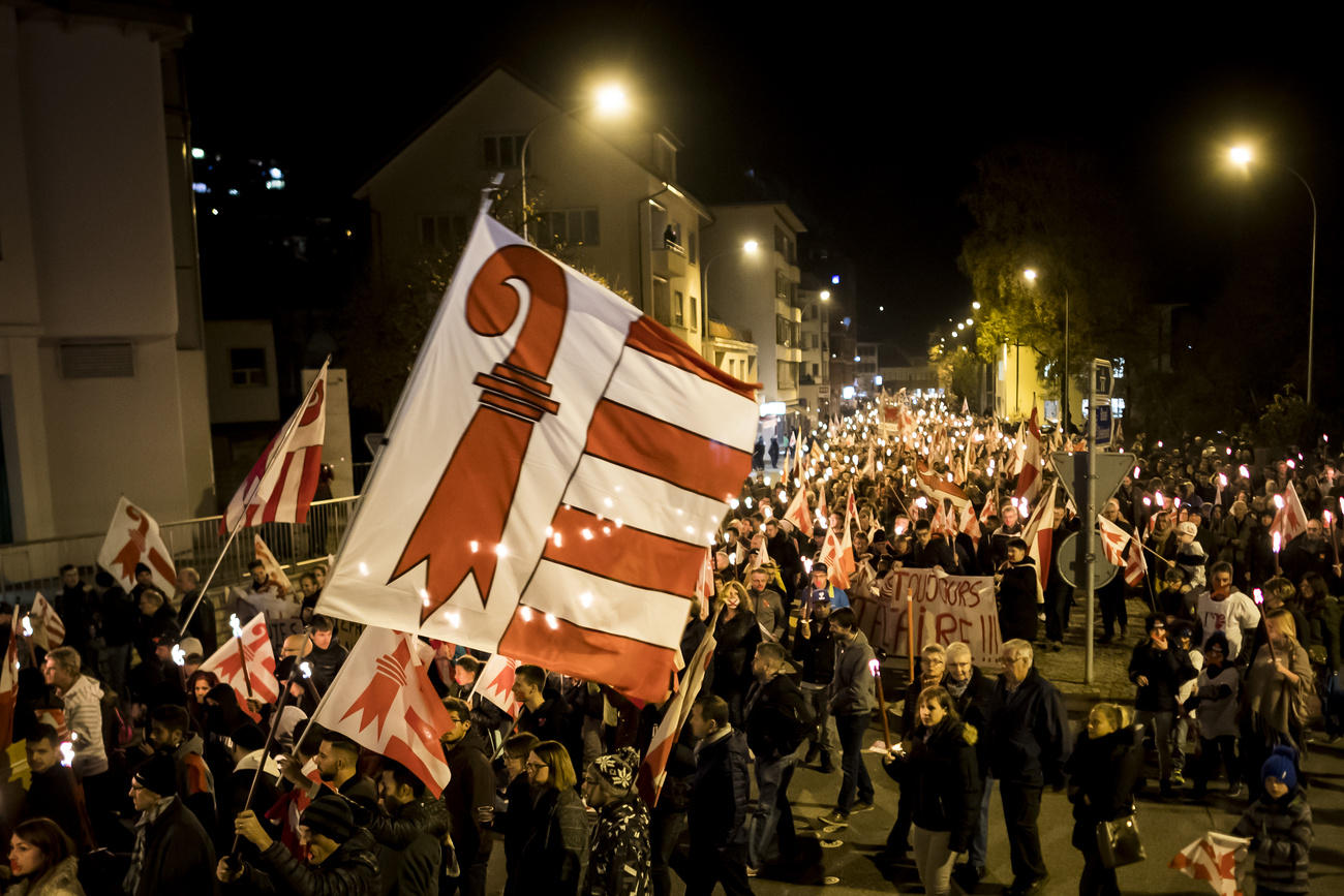 Folla, bandiere del Giura