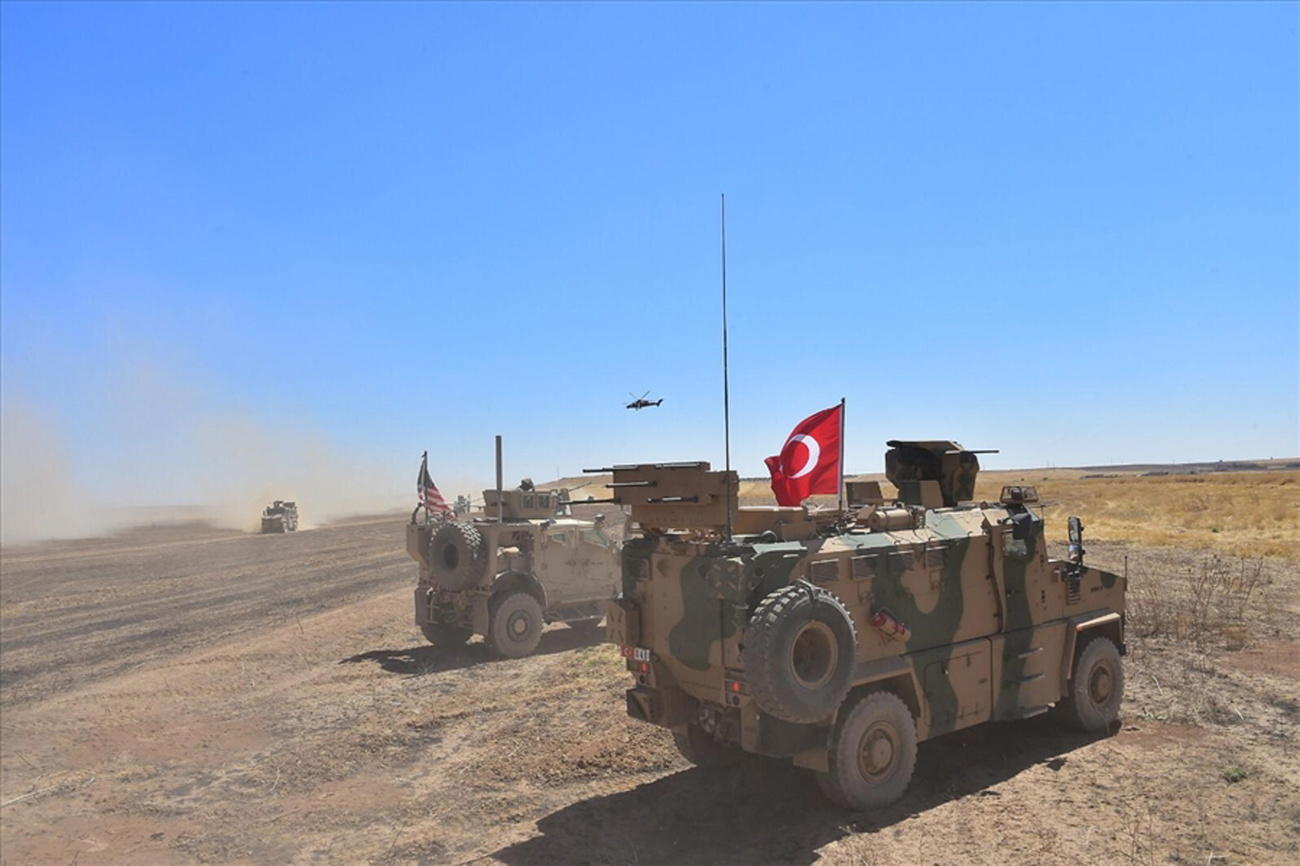 mezzi blindati dell esercito turco ai confini con la Siria.