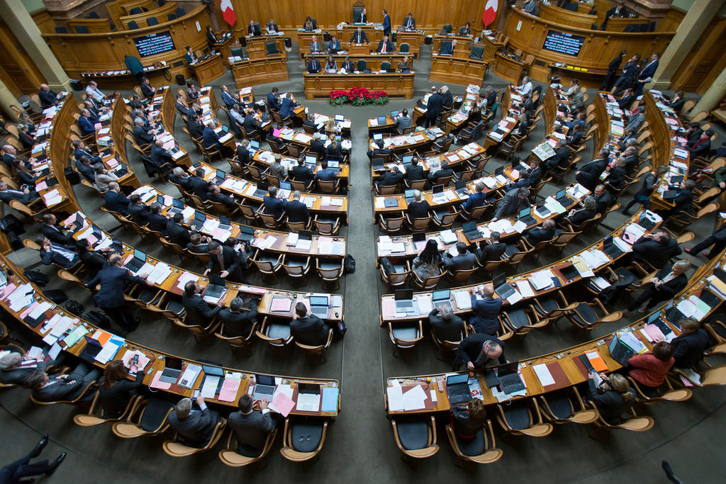 Cúpula del Palacio Federal con la bandera de Suiza y los escudos de los cantones