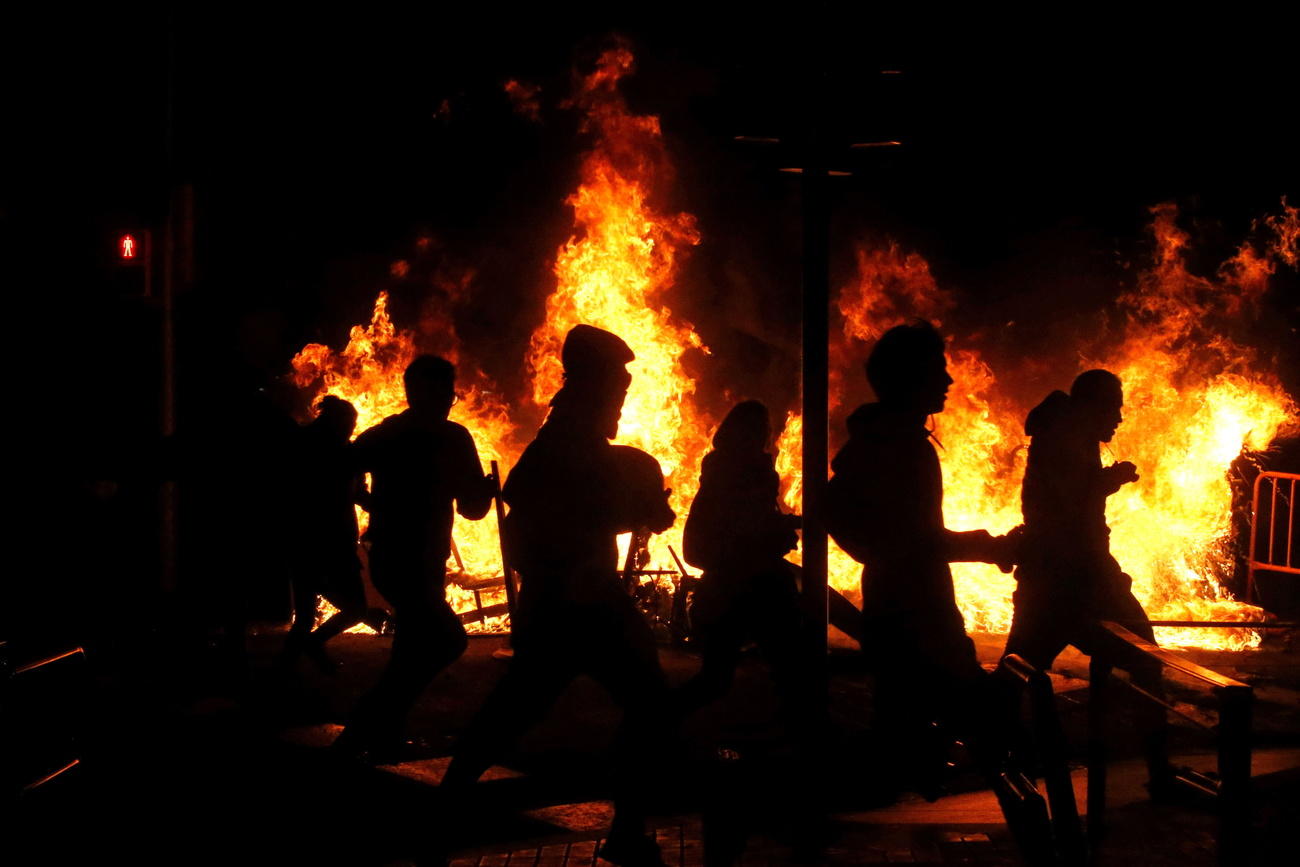 Fiamme durante gli scontri nella notte a Barcellona.