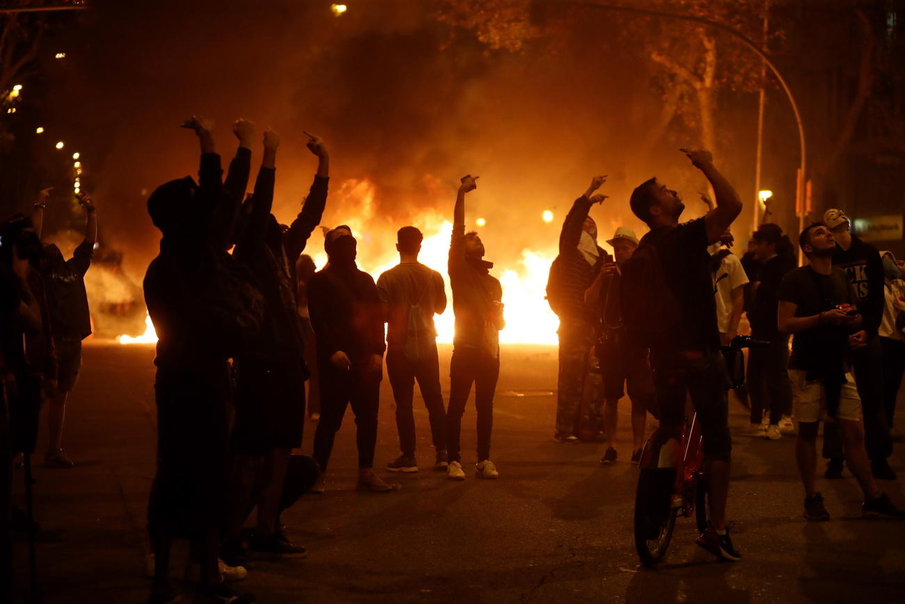 manifestantes y hogueras en la calle