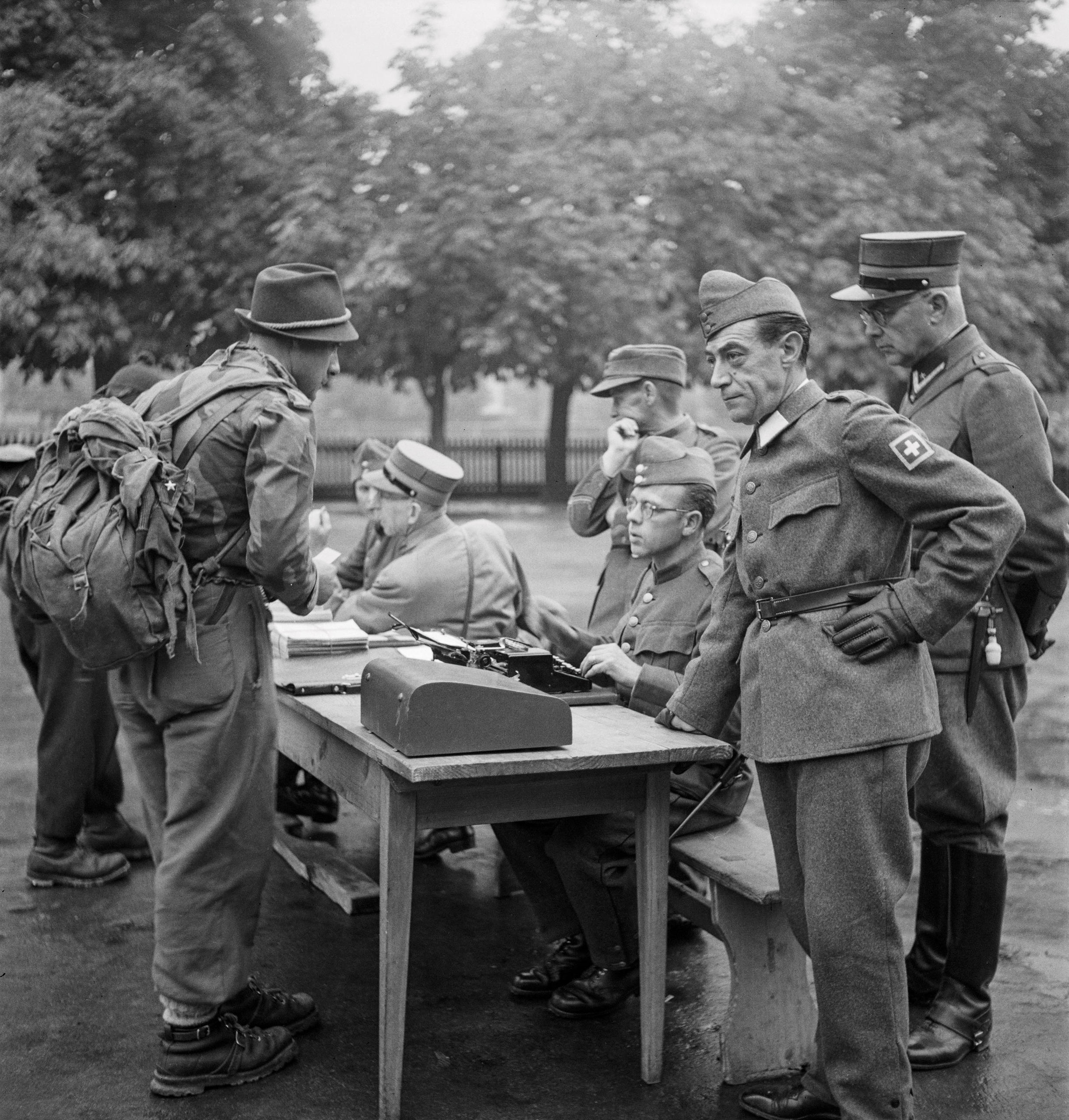 Soldats suisses et partisans italiens.