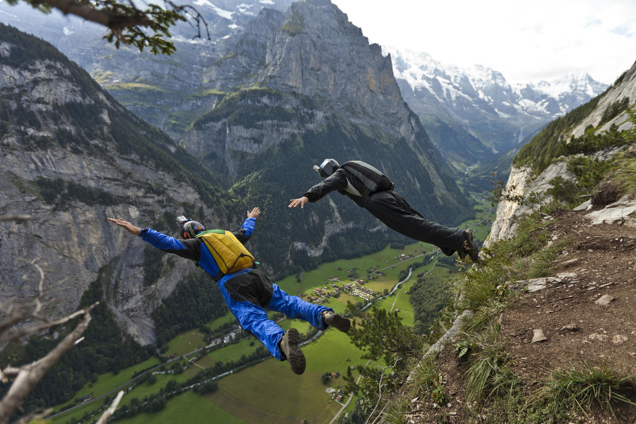 Base-jumping a Lauterbrunnen, nell Oberland bernese.