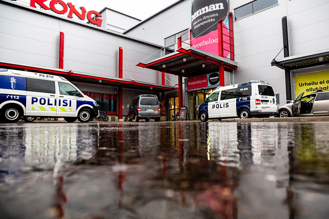 La polizia giunta sul luogo del delitto a Kuopio (Finlandia).