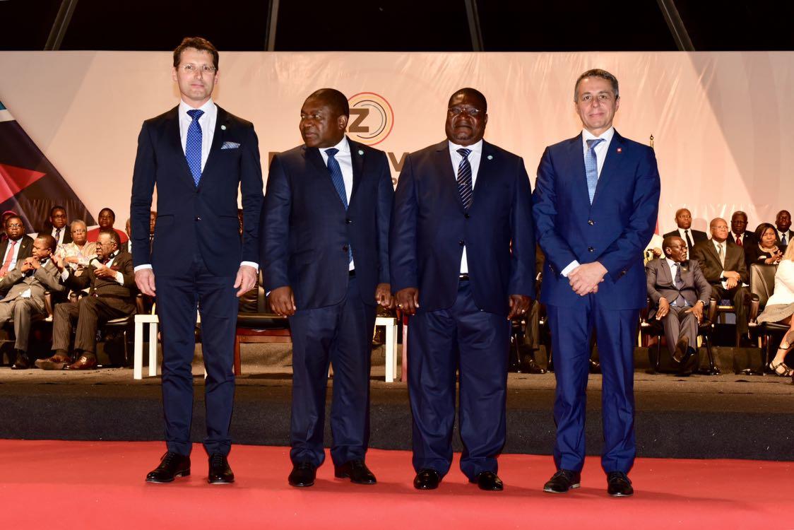 Botschafter Mirko Manzoni, Praesident Filipe Jacinto Nyusi, Osuffo Momade und Bundesrat Ignazio Cassis