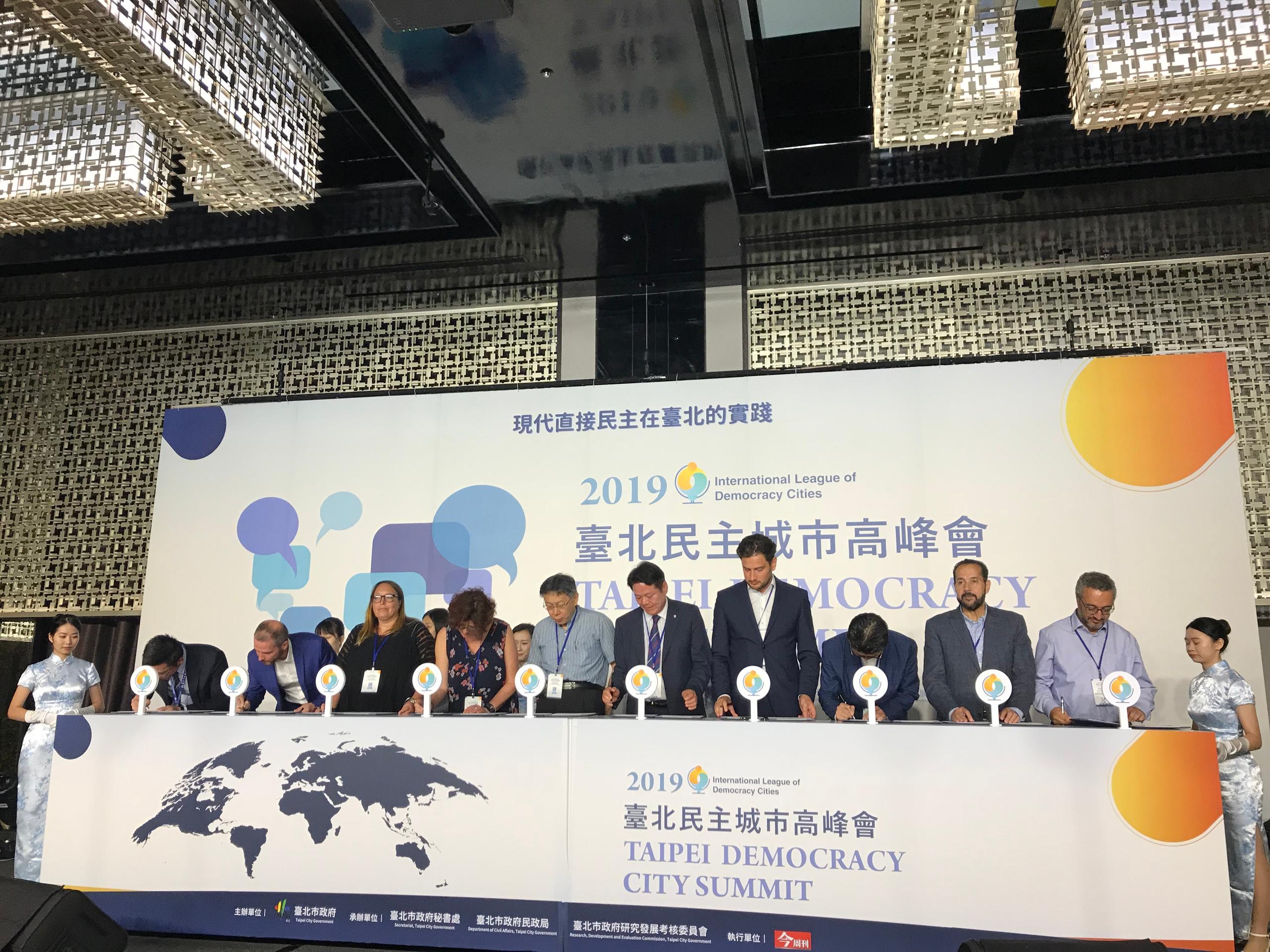 Rednerpult am Demokratieforum in Taiwan