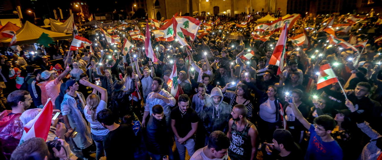 مئات الأشخاص يتظاهرون ليلا في بيروت