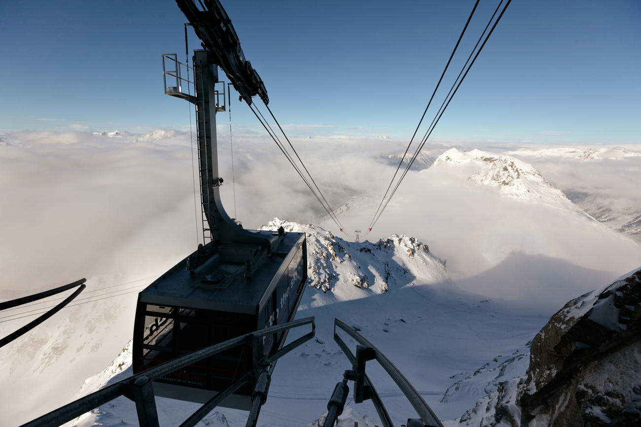 La teleferica della stazione invernale grigionese di Corvatsch.