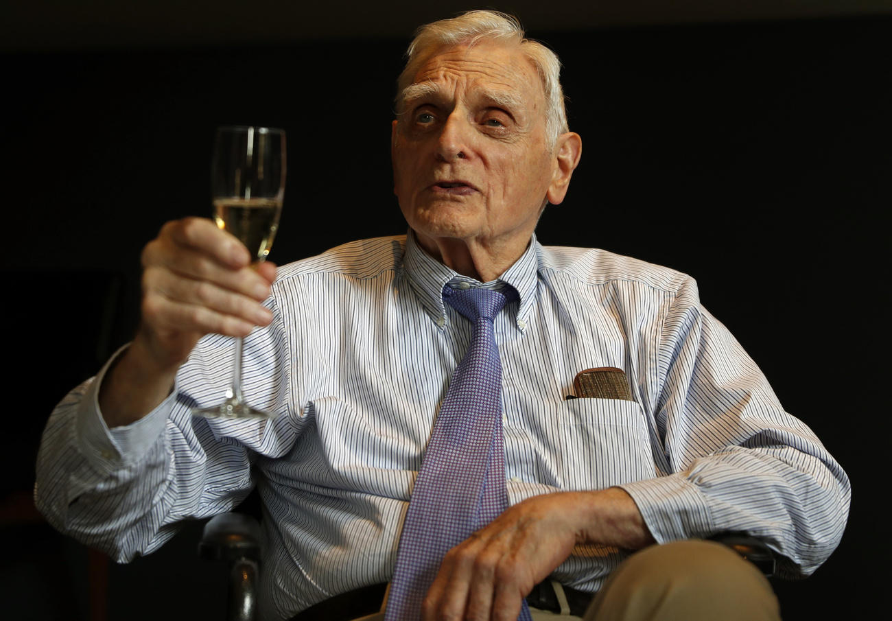 anziano con un bicchiere di champagne in mano