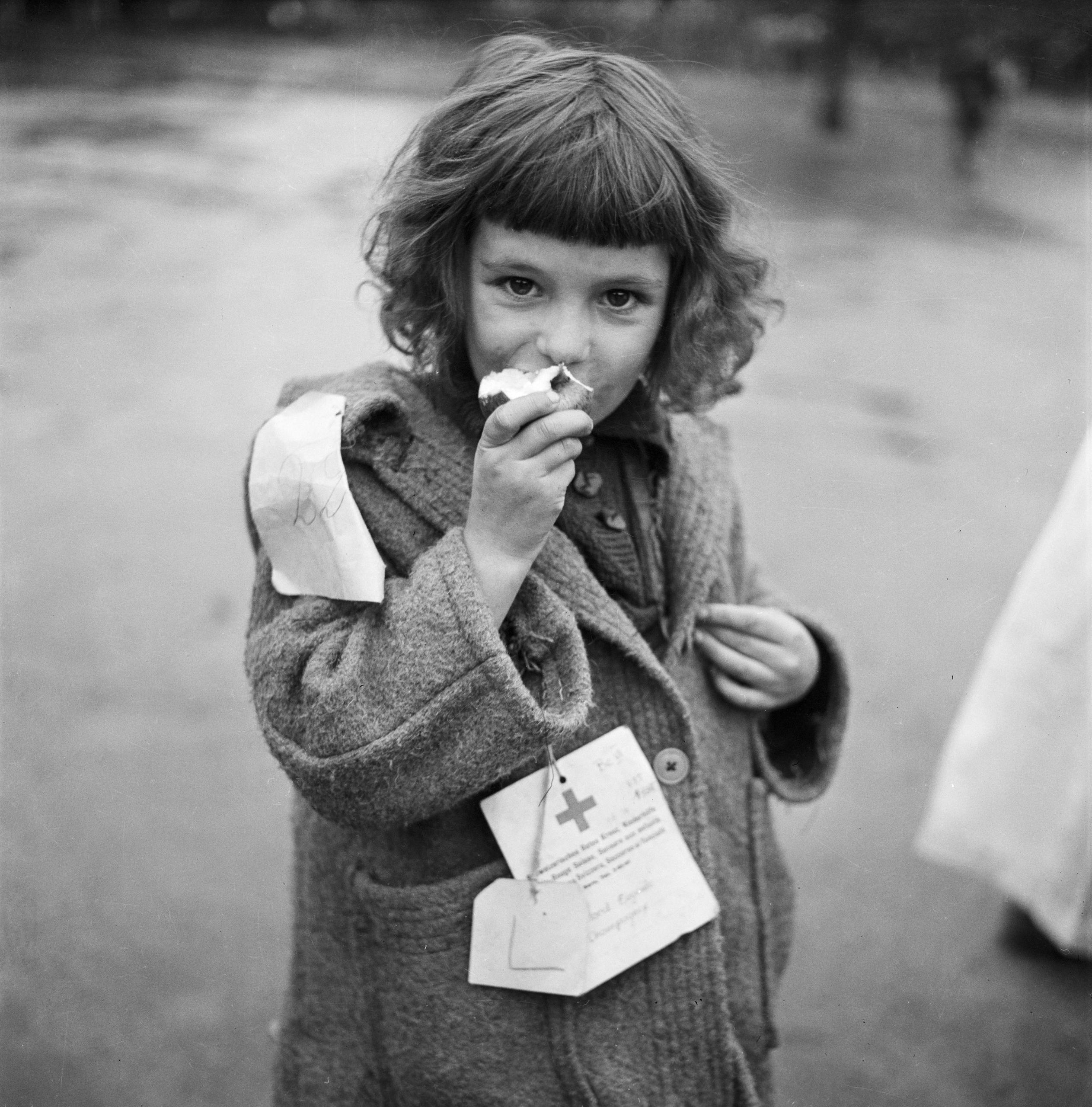 Petite fille mangeant une pomme.
