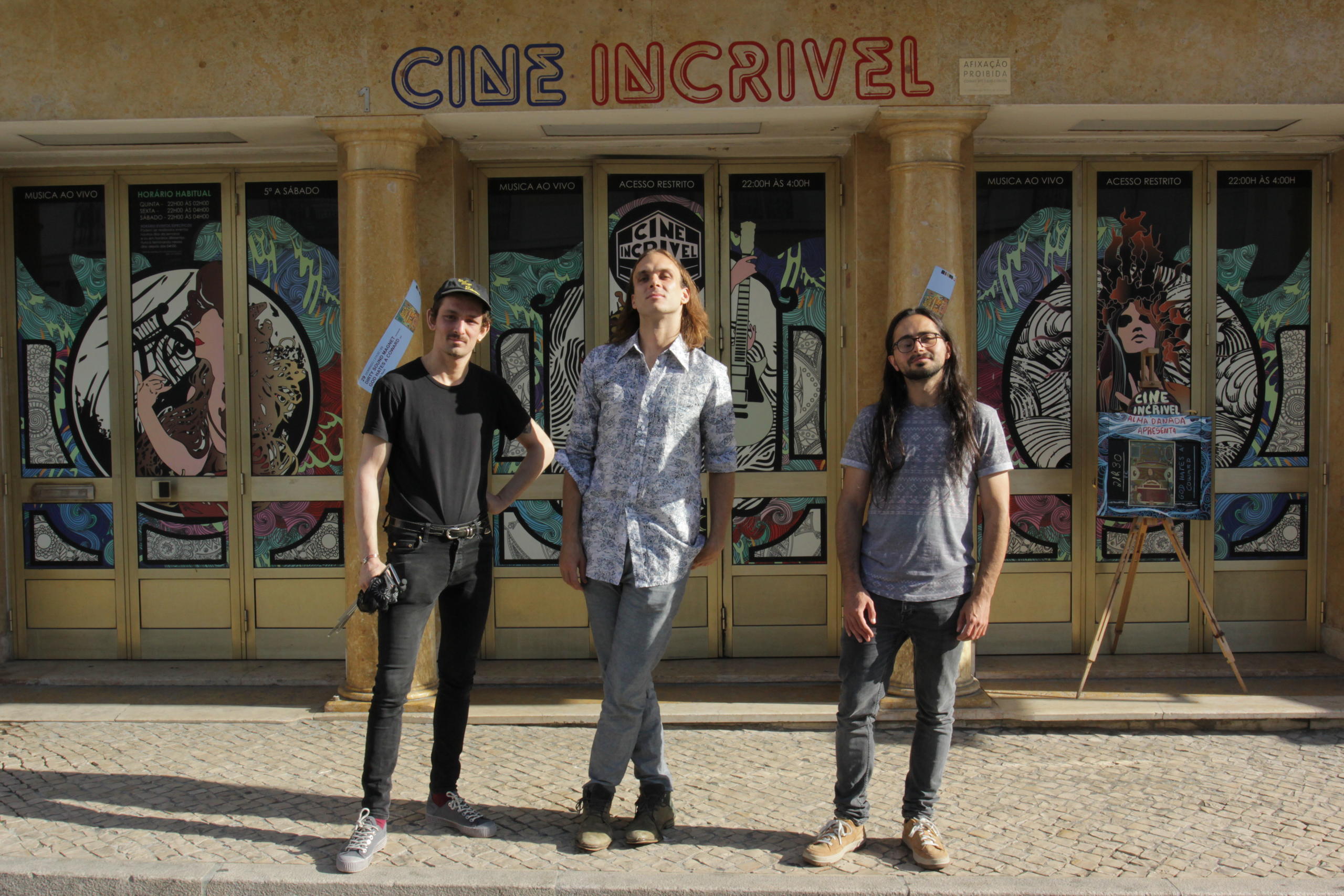 A banda Dirty Sound Magnet em frente a um cinema de Lisboa