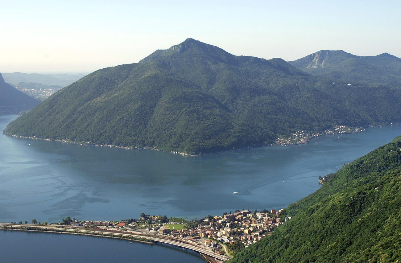 Il monte San Giorgio visto dall alto con in basso il villaggio di Melide