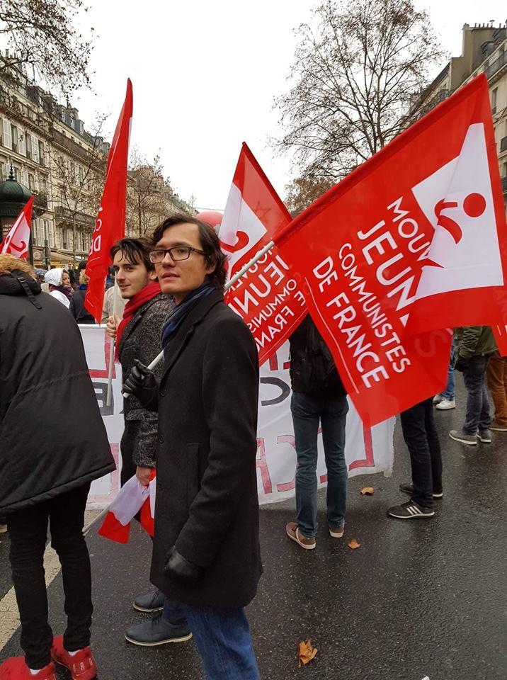 люди на демонстрации с красными флагами