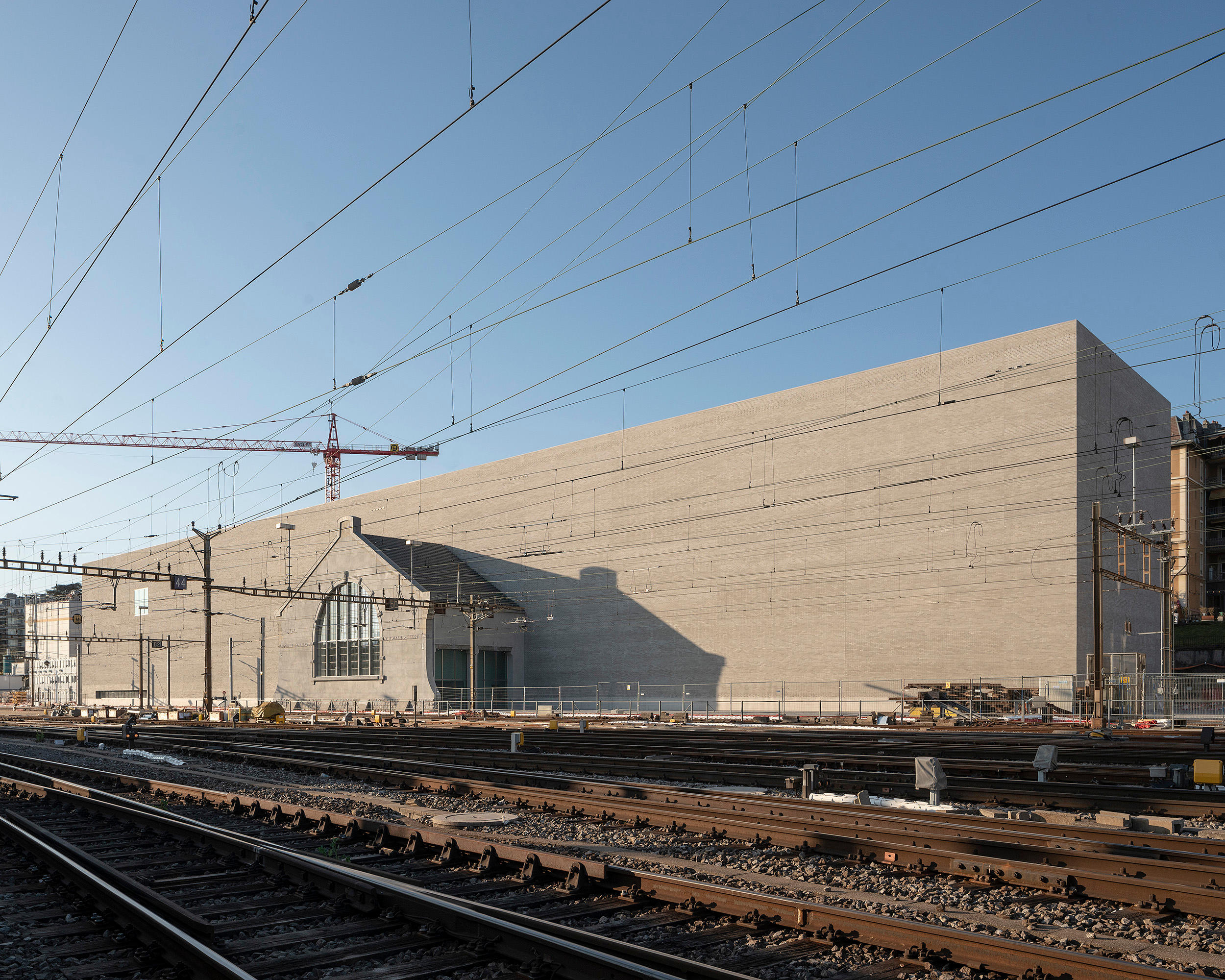 La parte trasera del nuevo museo da a las vías del tren