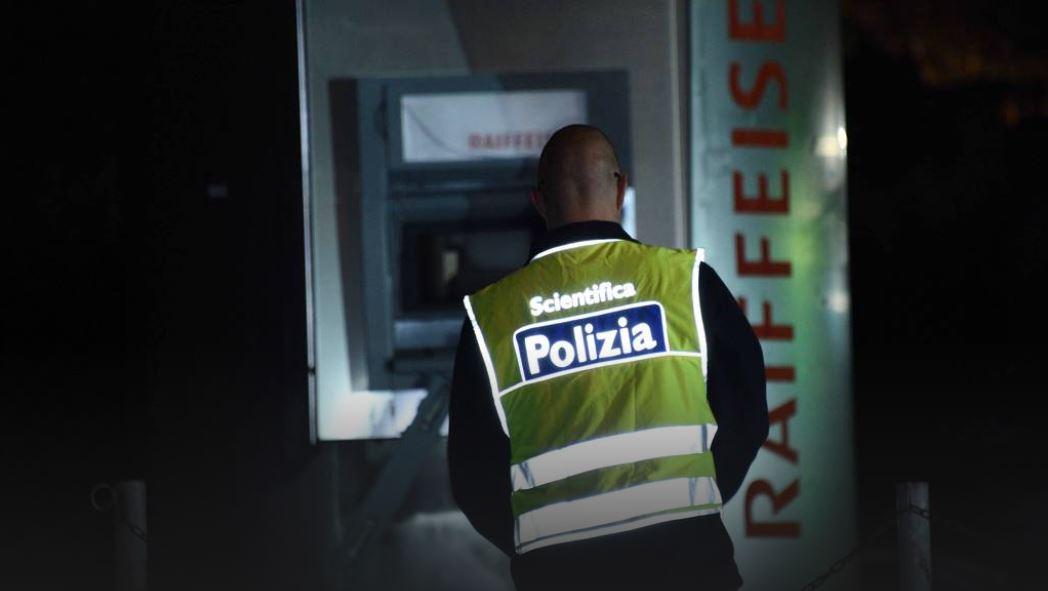 un poliziotto della scientifica davanti al bancomat fatto esplodere da ignoti