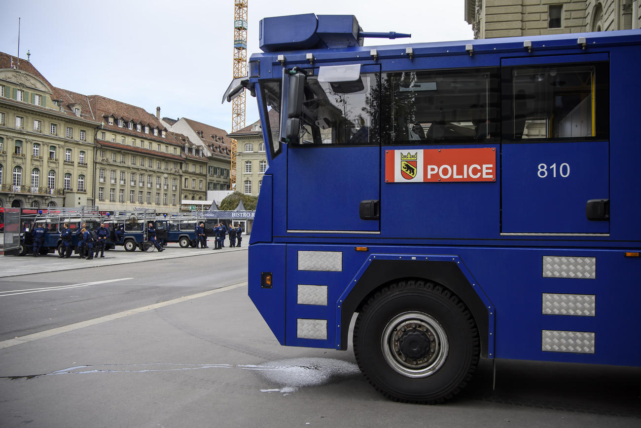 Ein Wasserwerfer-Fahrzeug der Polizei in Bern.
