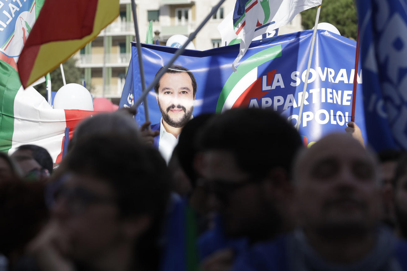 Striscione con volto di salvini