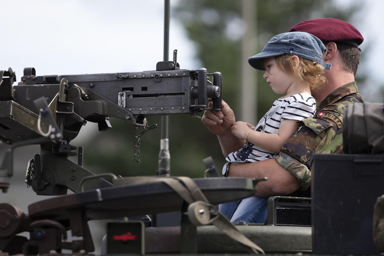 Mädchen auf Panzer